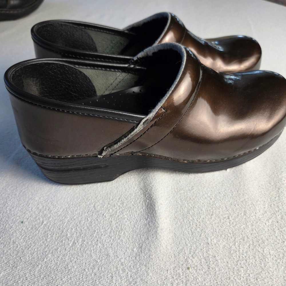 Dansko Professional Bronze Patent Leather Clogs Womens 41 Brown Slip On Shoes